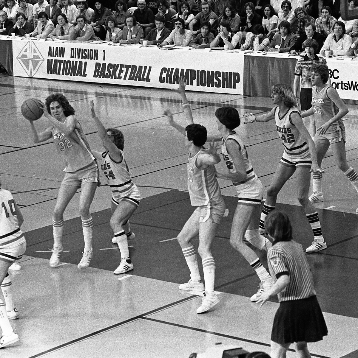 Women playing basketball in 1980 national championship