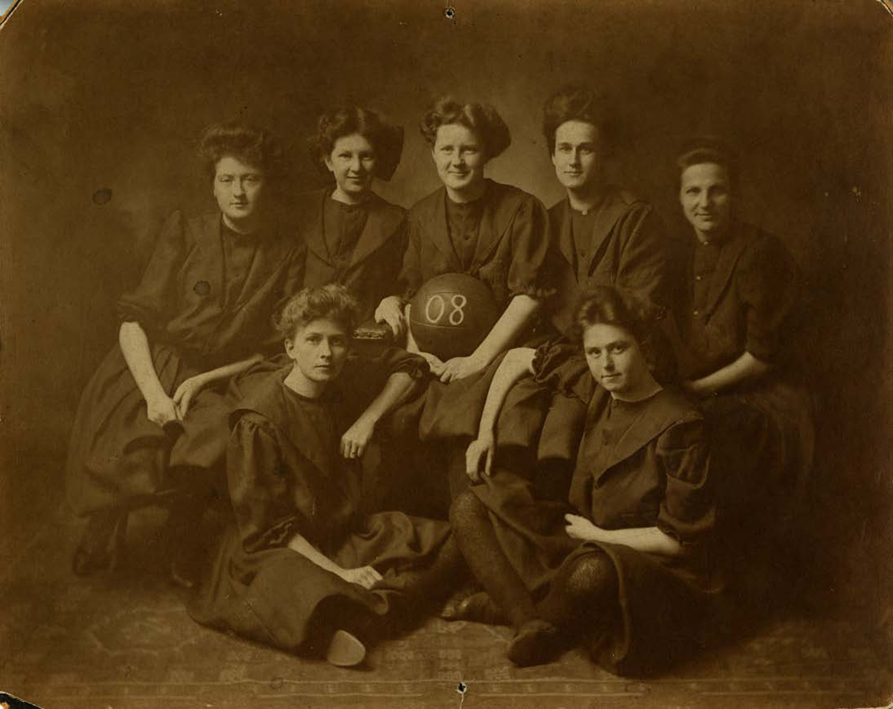 Central's women's basketball team photo, 1908